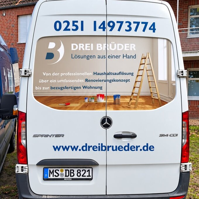 Ein Lieferwagen von „Drei Brüder“ mit der Werbung für Haushaltsauflösungen und Renovierungsdienstleistungen. Die Rückseite zeigt eine Leiter und Farbbehälter, sowie die Kontaktnummer 0251 14973774 und die Website www.dreibrueder.de.
